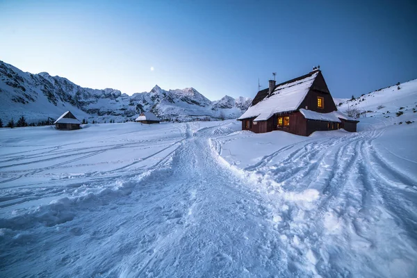Una Hermosa Vista Casa Madera Cubierta Nieve —  Fotos de Stock