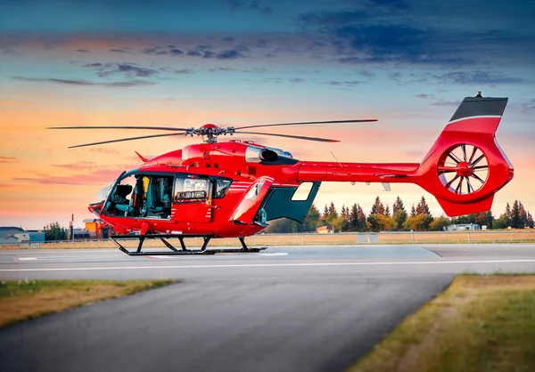 Een Rode Helikopter Van Medische Dienst Lucht Met Zonsondergang Achtergrond — Stockfoto