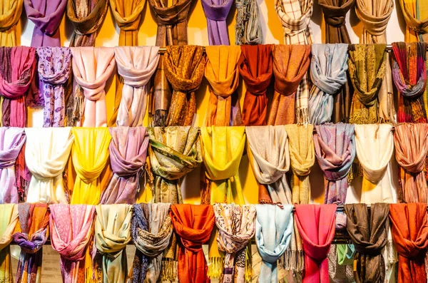 Una Hermosa Toma Colorido Display Rows Coloridas Bufandas Seda Pashmina — Foto de Stock