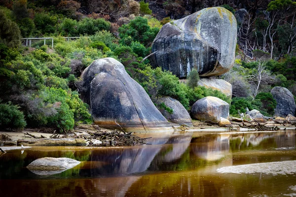 澳大利亚威尔森海角河岸上倒映着巨大岩石的潮汐河风景 — 图库照片