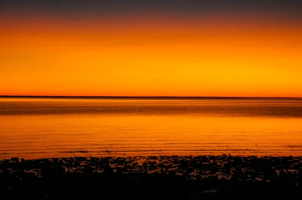 Una Gran Puesta Sol Playa Con Una Naranja Fuerte Haciendo — Foto de Stock