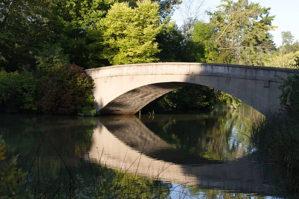 Die Herbstliche Waldlandschaft Und Eine Brücke Über Dem Wasser — Stockfoto