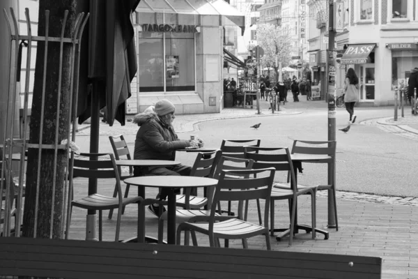 Vecchio Che Prende Caffè Nella Città Bonn Foto Bianco Nero — Foto Stock