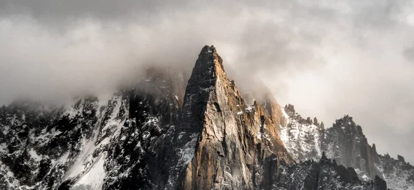 Μια Όμορφη Θέα Της Ψηλής Κορυφής Ενός Βουνού Που Καλύπτεται — Φωτογραφία Αρχείου