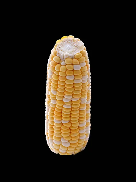 深色背景下的甜玉米 — 图库照片