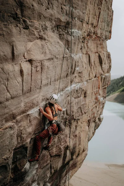 Nahaufnahme Einer Erwachsenen Bergsteigerin Auf Einer Klippe Der Nähe Eines — Stockfoto