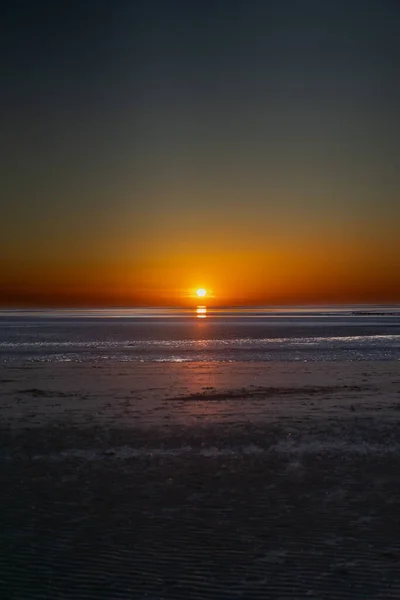 Eine Vertikale Meereslandschaft Bei Schönem Sonnenuntergang — Stockfoto