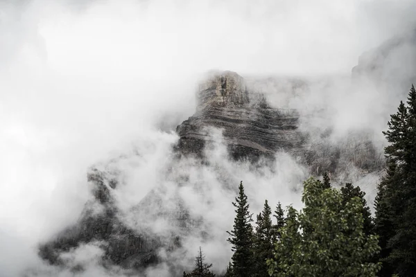 Tiro Close Pico Uma Montanha Escondida Por Nuvens — Fotografia de Stock