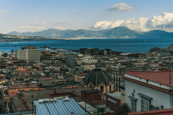 Uma Vista Aérea Paisagem Urbana Com Edifícios Altos Mar Azul — Fotografia de Stock