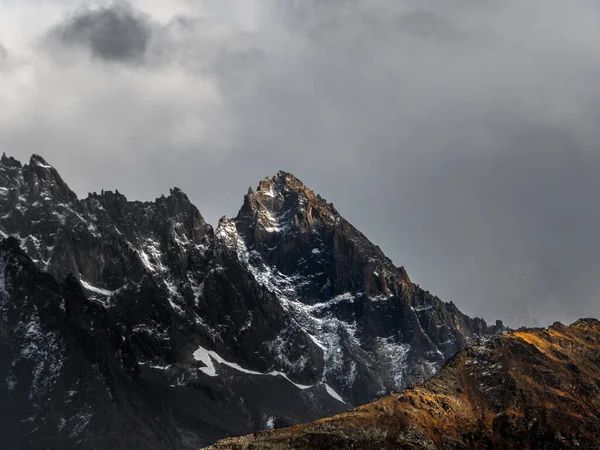 Piękny Widok Wysokiego Szczytu Góry Pokrytej Śniegiem Pod Szarym Zachmurzonym — Zdjęcie stockowe