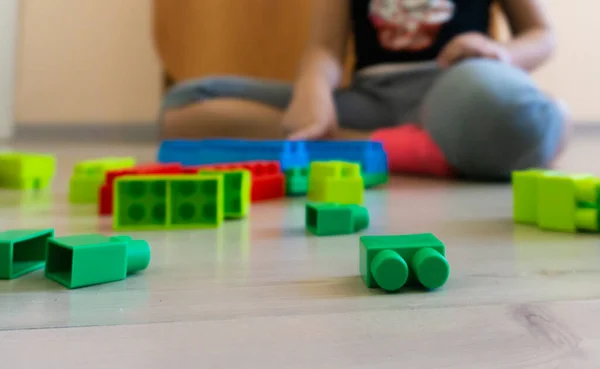 Holčička Hrající Hračkami Doma Hračky Typu Legos — Stock fotografie