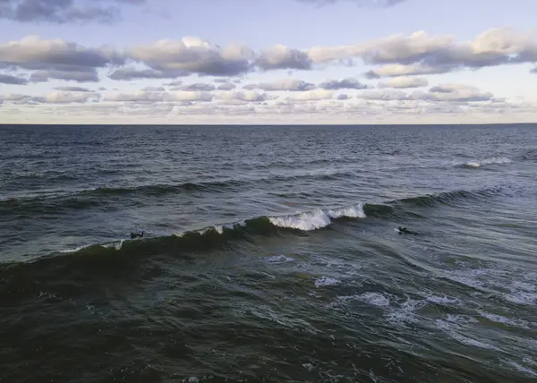 Puesta Sol Otoño Sobre Costa Donde Gente Camina Los Surfistas —  Fotos de Stock