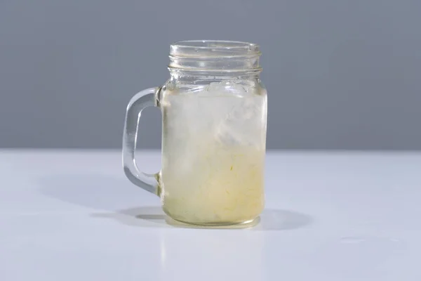 Minuman Segar Dalam Botol Kaca Atas Meja Putih — Stok Foto