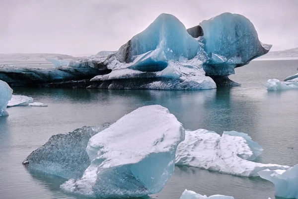 Великі Блакитні Чорні Айсберги Плавають Льодовику Фьаллсарлон Ісландія — стокове фото