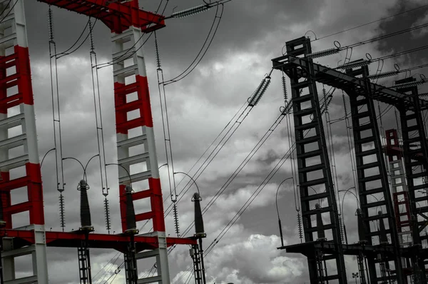 灰色の曇天に対する送電塔 — ストック写真