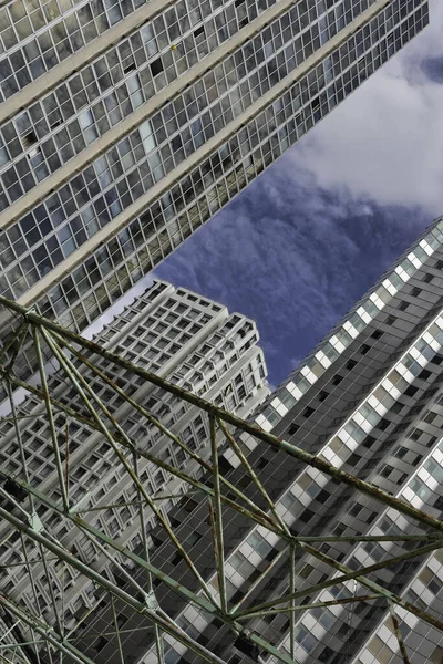 Angolo Basso Verticale Edificio Moderno Fatto Vetro Contro Cielo Nuvoloso — Foto Stock