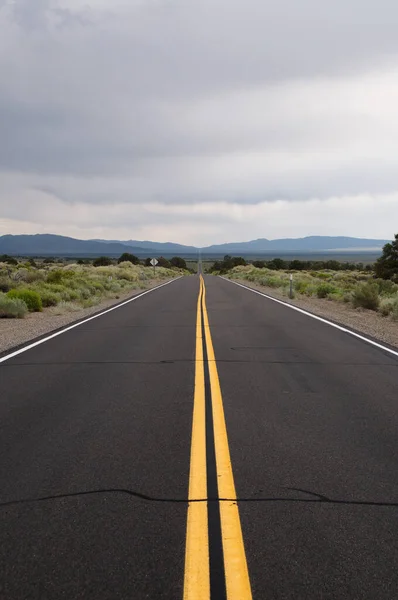 Eine Leere Autobahn Zwischen Grünen Feldern — Stockfoto