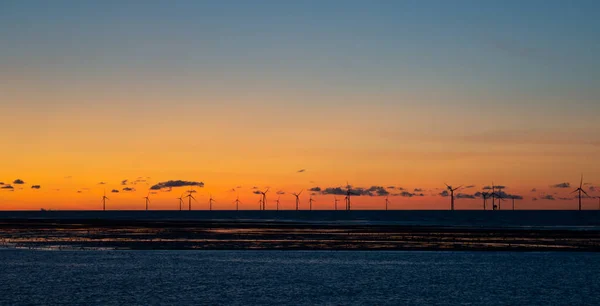 Gün Batımında Mersey Nehri Yakınlarındaki Rüzgar Türbinlerinin Hava Görüntüsü — Stok fotoğraf