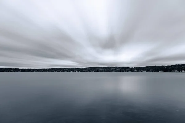Una Hermosa Vista Largas Nubes Exposición Sobre Lago — Foto de Stock