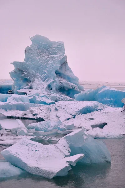 Dikey Portre Yöneliminde Buz Dağları Kümesi — Stok fotoğraf