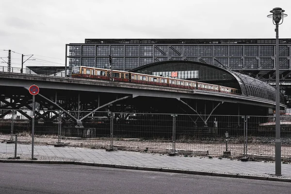 德国柏林一条铁路的低角度拍摄 — 图库照片