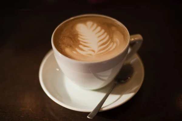 Eine Nahaufnahme Von Tasse Kaffee Mit Löffel Auf Dem Tisch — Stockfoto