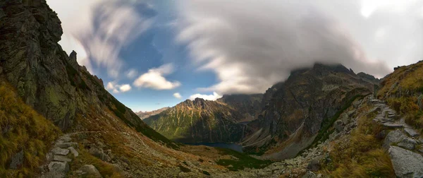 Eine Langzeitaufnahme Von Wolken Über Den Bergen — Stockfoto