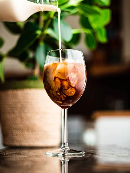 Milch Wird Einem Sommertag Ein Glas Eiskaffee Fenster Gegossen — Stockfoto