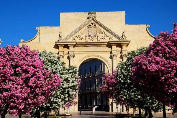 Widok Drzew Różowymi Białymi Kwiatami Lecce Barokową Architekturą Tle — Zdjęcie stockowe