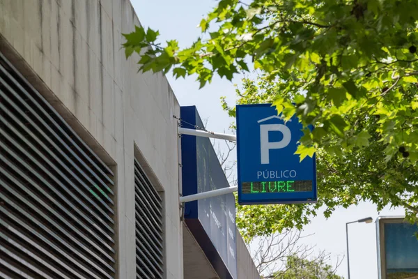 Das Beleuchtete Parkschild Draußen Die Parkhausstruktur — Stockfoto