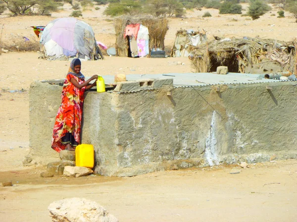 Una Niña Sacando Agua Pozo Una Zona Rural Pobre — Foto de Stock