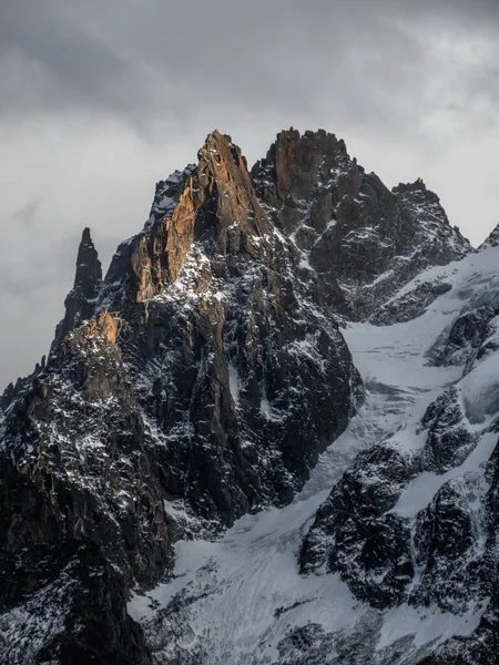 Een Prachtig Uitzicht Hoge Top Van Een Berg Bedekt Met — Stockfoto