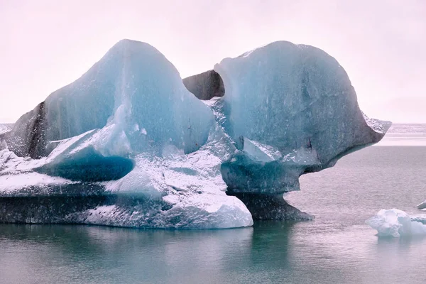 Zavřít Pohled Velký Ledovec Zobrazující Černé Modré Barvy — Stock fotografie