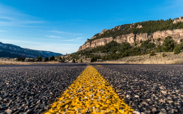 Yoldaki Boyalı Bir Çizgi Kayalık Dağlarla Çevrili — Stok fotoğraf