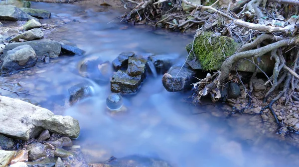 Sanftes Und Fantasievolles Wasser Einem Bach Mit Einer Glasklugel — Stock fotografie