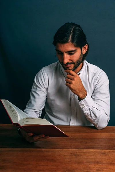 Picture Elegant Hispanic Latino Man Reading Thoughtfully Wooden Table Occasion — Stock Photo, Image