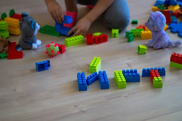 Mała Dziewczynka Bawiąca Się Zabawkami Domu Zabawki Typu Lego — Zdjęcie stockowe