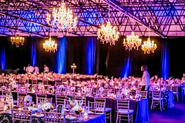大型宴会的室内装饰 用褐色灯装饰 — 图库照片