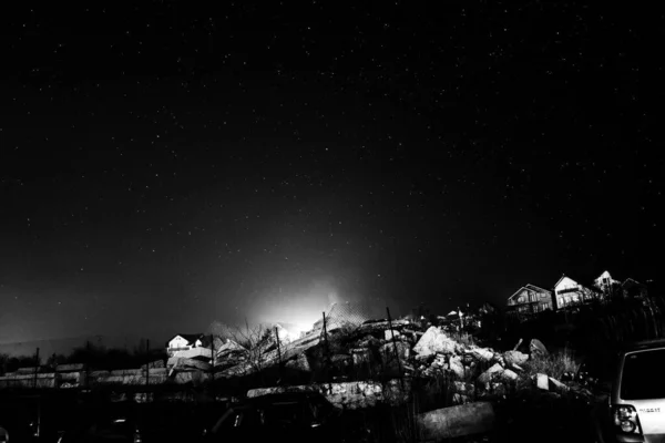 Tiro Tons Cinza Céu Estrelado Noite Campo Sobre Uma Pequena — Fotografia de Stock