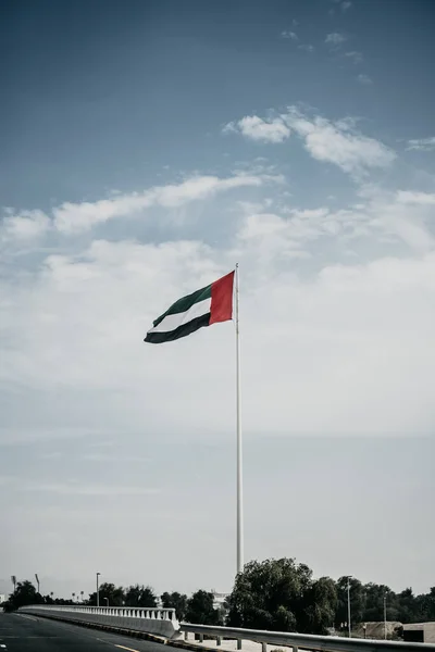 Krásný Záběr Vlajky Spojených Arabských Emirátů Visící Bílém Tyči Mezi — Stock fotografie