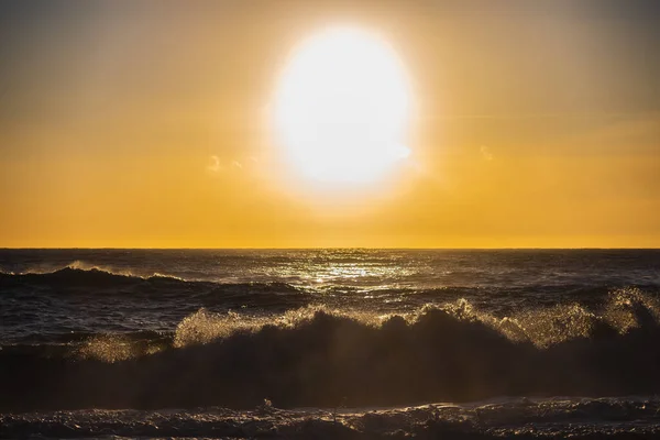 Une Vue Panoramique Sur Les Vagues Océan Pendant Coucher Soleil — Photo