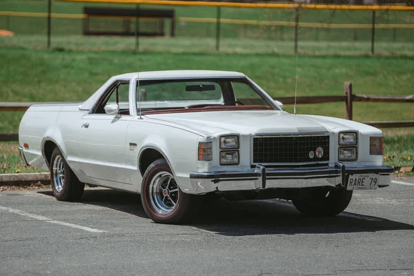 1979年一辆白色福特Ranchero经典汽车的前视镜拍摄的美丽镜头 — 图库照片