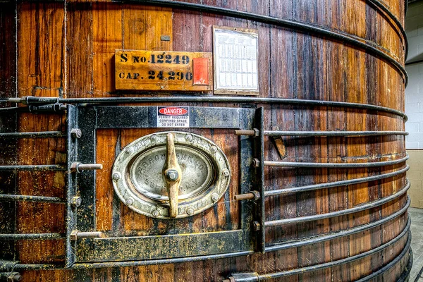 ニューヨーク州北部のワイナリーにあるヴィンテージの木製ワイン発酵樽 — ストック写真
