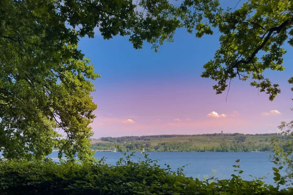 Uma Vista Deslumbrante Lago Moehnesee Pôr Sol Alemanha Folhas Verdes — Fotografia de Stock