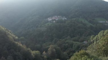 Ticino, İsviçre 'de bulunan Valle di Muggio' daki güzel bir köprü manzarası.