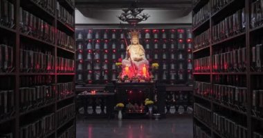 Vietnam 'daki Ho Chi Minh şehir kolumbaryumunun içindeki antik bir heykelin yakın çekimi.