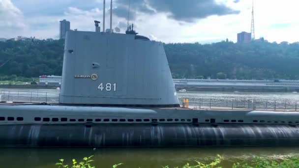 美国历史上的 要求Ss 481 号军用潜艇停靠在美国宾夕法尼亚州匹兹堡的俄亥俄河上 — 图库视频影像