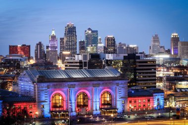 Union İstasyonu ve gökdelenleri Kansas City, Missouri 'de alacakaranlık gökyüzüne karşı güzel bir çekim.