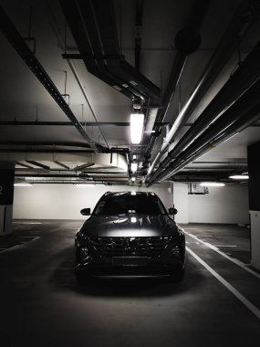 Yeni 2022 Hyundai Tucson 'ın (NX4) otoparktaki dikey çekimi.