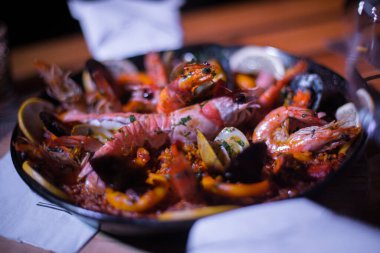 Taze Paella tabağı masada.